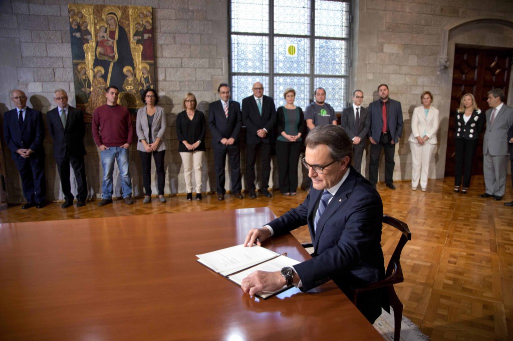 O presidente regional da Catalunha, Artur Mas, ao assinar decreto que convoca cidadãos a decidirem sobre soberania da região