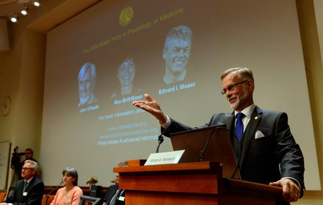 Goran Hansson, seretário do Comitê do Nobel para Fisiologia e Medicina, anuncia os vencedores de 2014 no Instituto Karolinska em Estocolmo, na Suécia