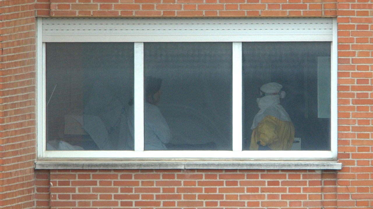 Foto mostra janela do andar do Hospital Carlos III, em Madri, onde enfermeira contaminada pelo ebola está internada