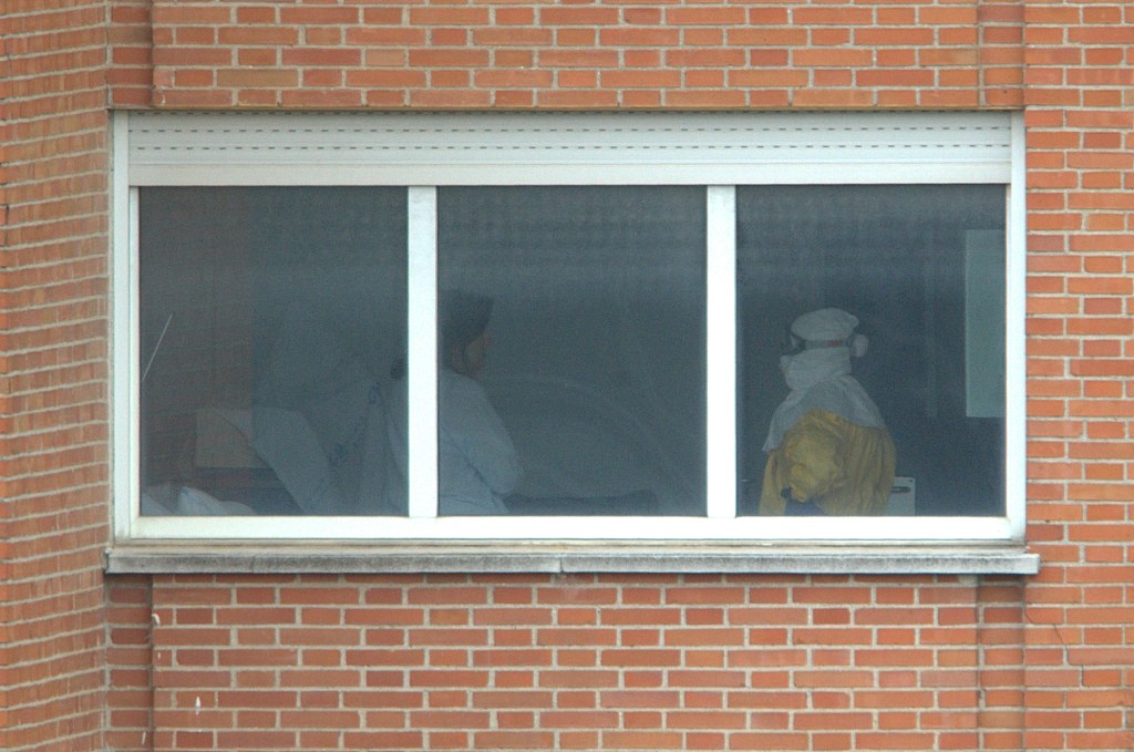 Foto mostra janela do andar do Hospital Carlos III, em Madri, onde enfermeira contaminada pelo ebola está internada