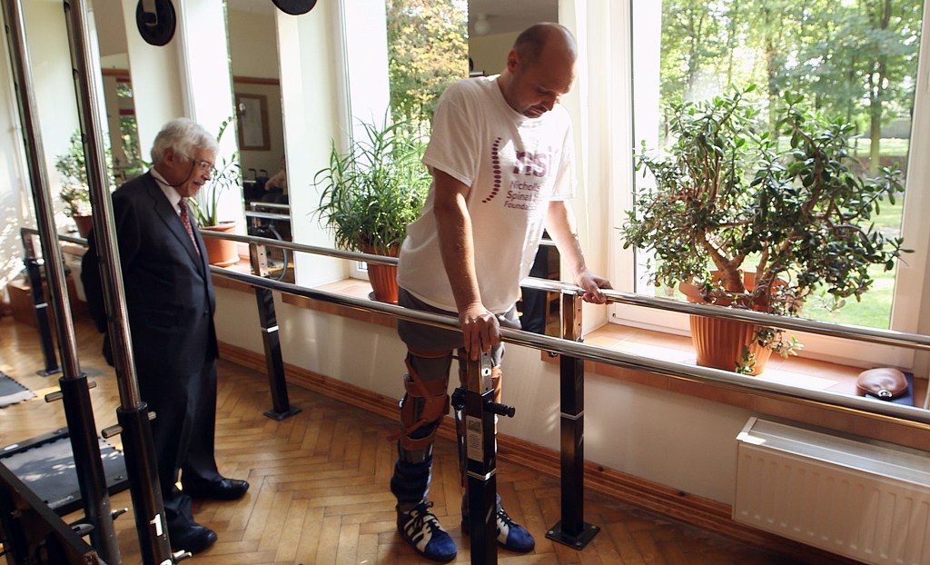 O paciente Darek Fidyka, que tinha paralisia completa da cintura para baixo, consegue andar novamente após cirurgia pioneira