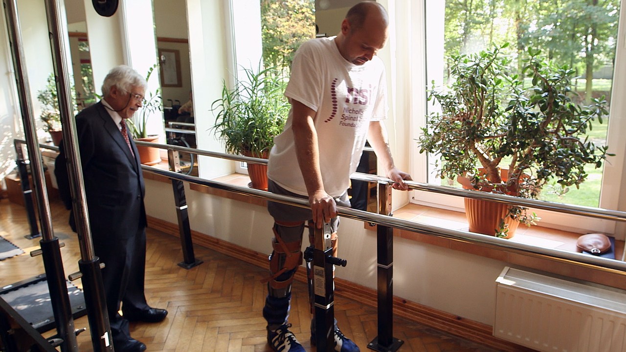 O paciente Darek Fidyka, que tinha paralisia completa da cintura para baixo, consegue andar novamente após cirurgia pioneira