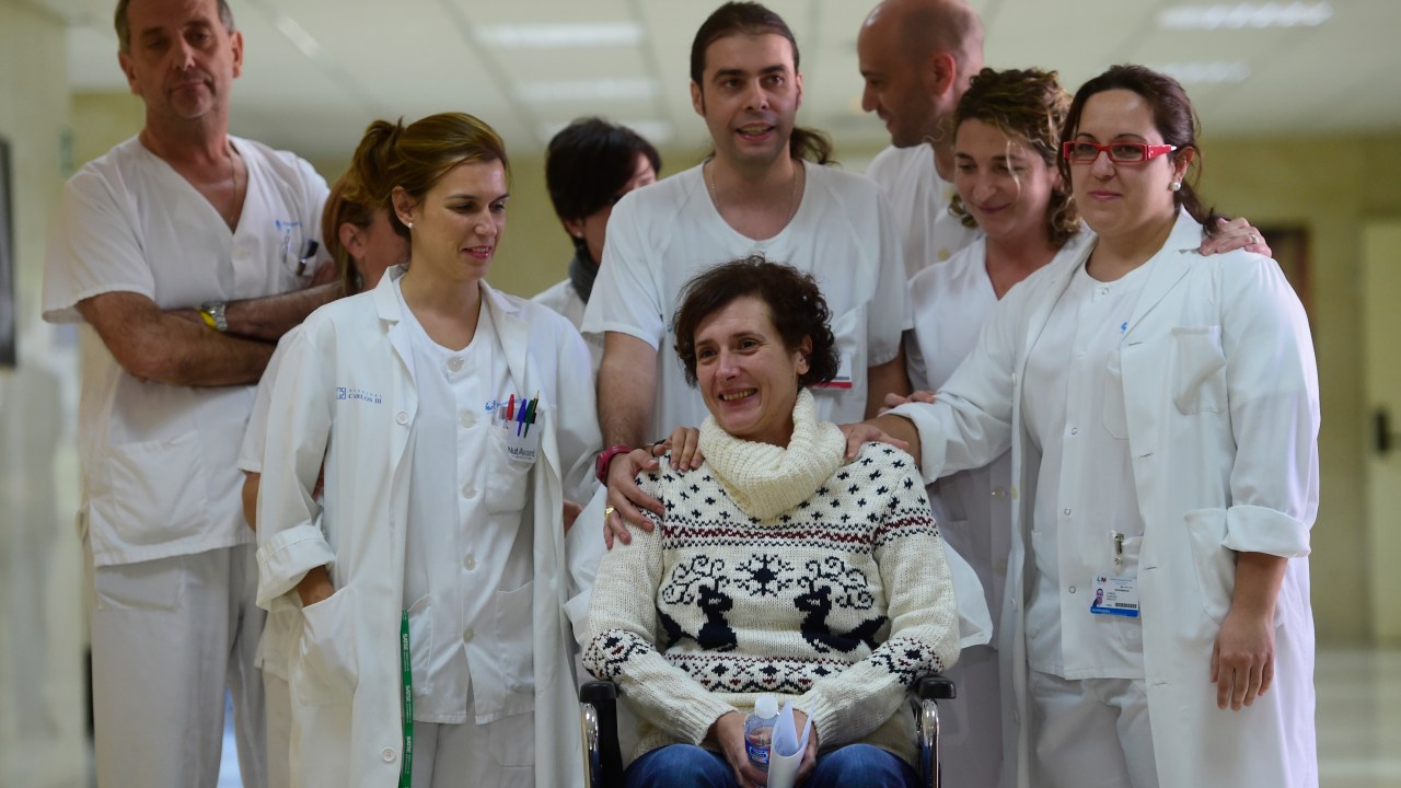 Teresa Romero, enfermeira espanhola que contraiu ebola em Madri, recebe alta após um mês internada