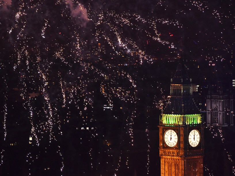 Fogos explodem atrás da torre do Big Ben durante a celebração do ano novo em Londres, Inglaterra