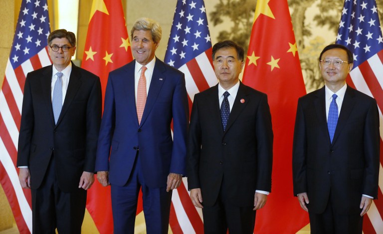 O secretário do Tesouro dos EUA Jack Lew; o secretário de Estado John Kerry; o vice-premiê chinês Wang Yang, e o conselheiro de Estado Yang Jiechi posam para foto oficial