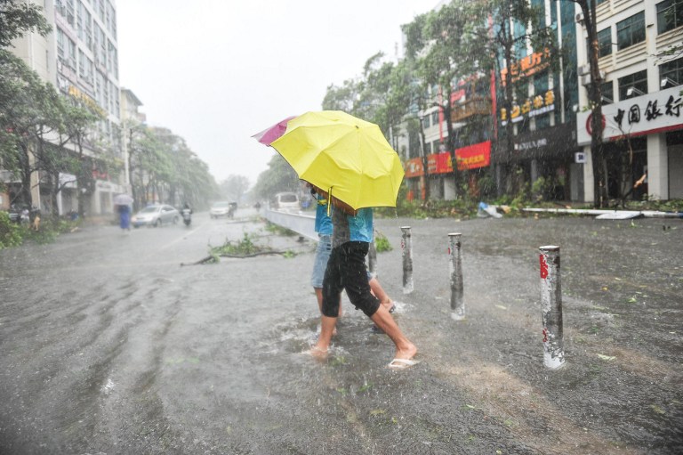Moradores de Beihai, no sul da China, sofreram com a passagem do tufão Rammasun
