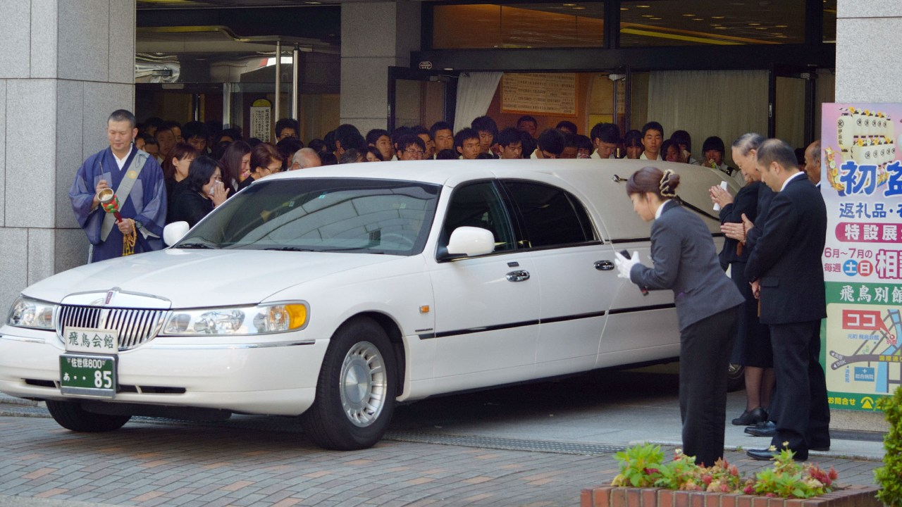 Carro funerário com o corpo da jovem Aiwa Matsuo deixa o velório realizado em Sasebo, no Japão