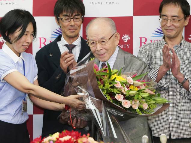 <p>O professor Isamu Akasaki, vencedor do Nobel de Física 2014, recebe flores durante coletiva de imprensa realizada após anúncio do prêmio</p>