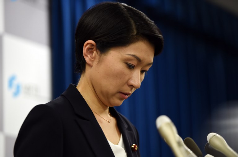 Yuko Obuchi, ex-ministra da Indústria do Japão, em coletiva de imprensa