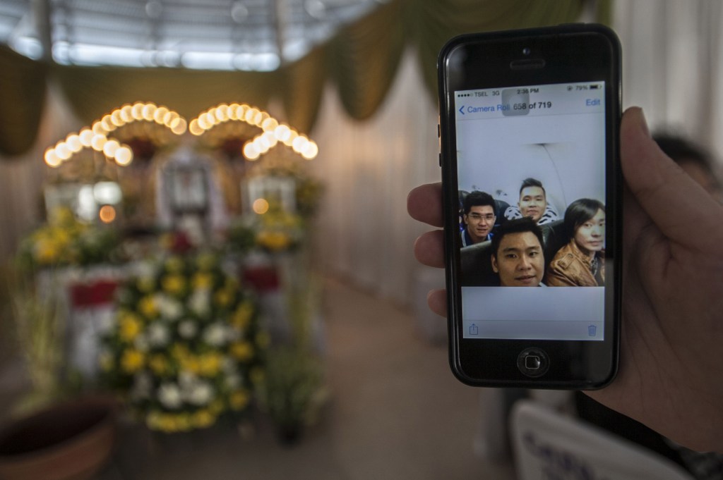 Jovem indonésio de 23 anos aparece com três amigos em foto que revelou tragédia para a família