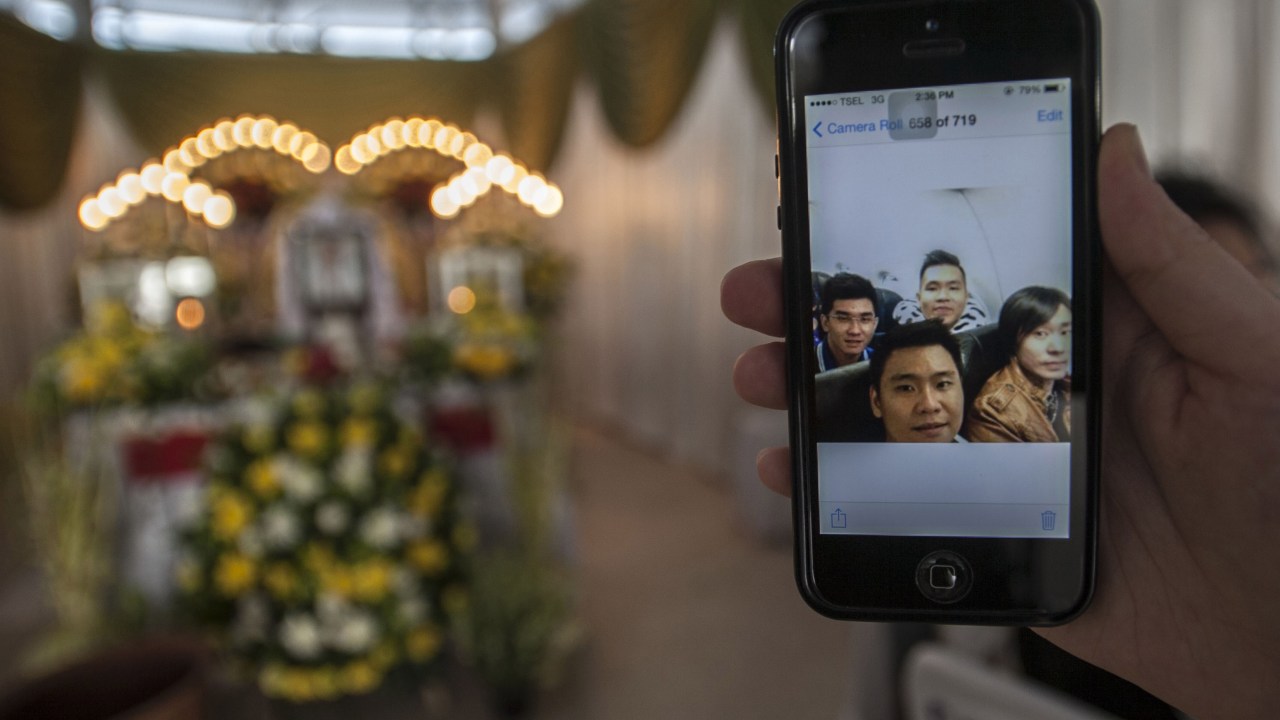 Jovem indonésio de 23 anos aparece com três amigos em foto que revelou tragédia para a família
