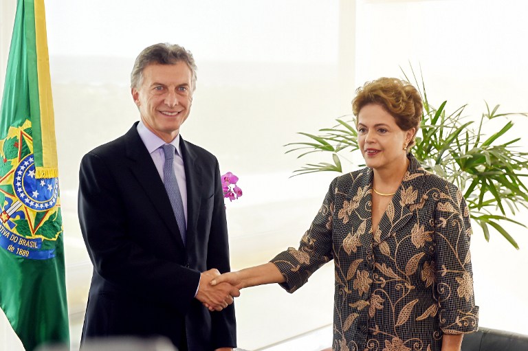 Dilma Rousseff recebe, em Brasília, o presidente eleito da Argentina, Mauricio Macri, em sua primeira viagem internacional