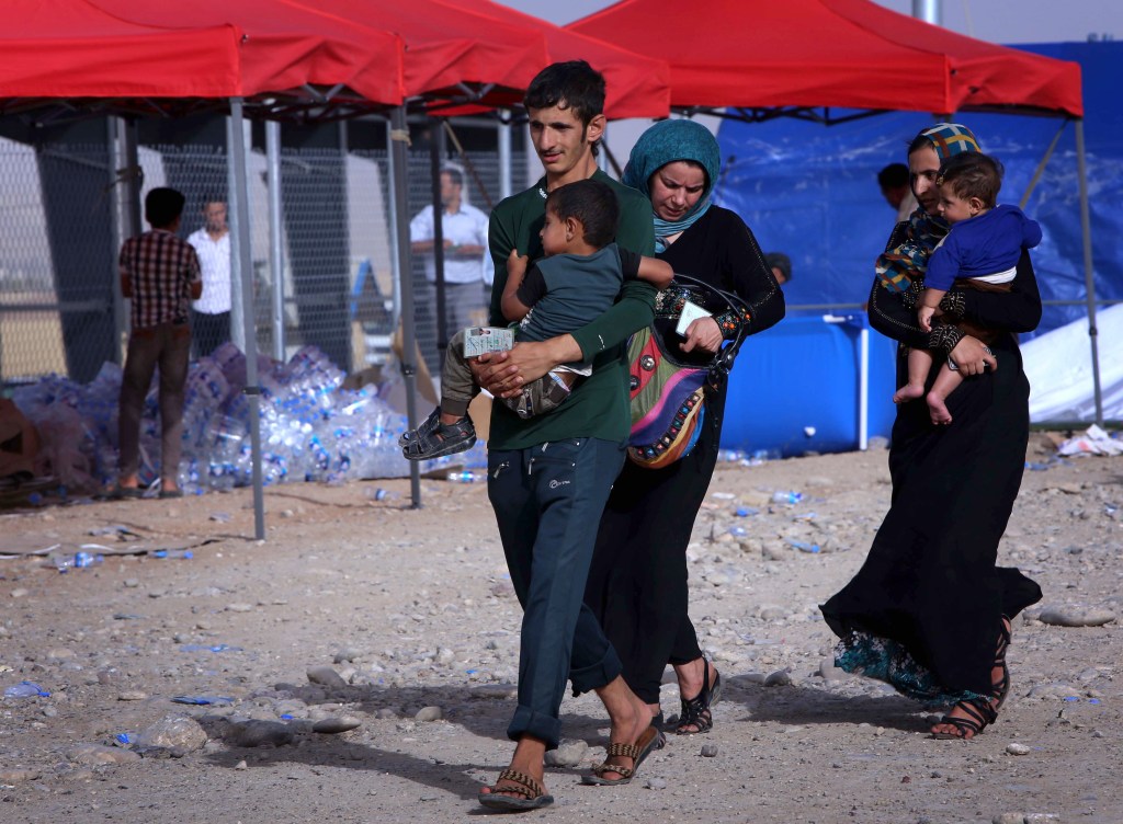 Família que fugiu da violência na província de Ninawa, no norte do Iraque, chega à região autônoma do Curdistão