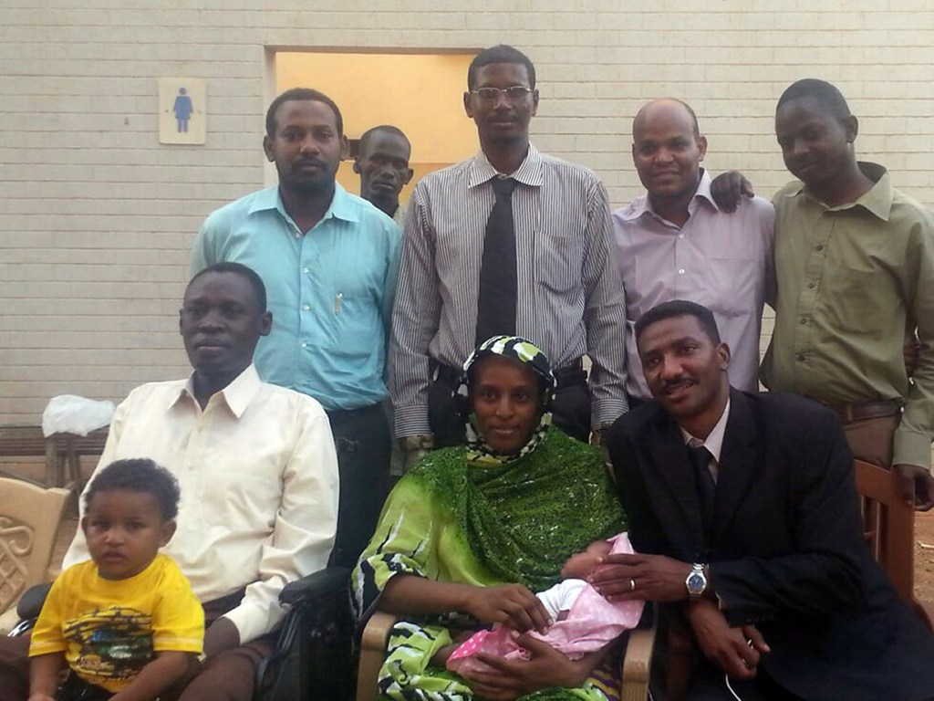 A sudanesa Meriam Ibrahim Ishag, ao lado do marido Daniel Wani (e) e de um de seus advogados, Mohaned Mostafa
