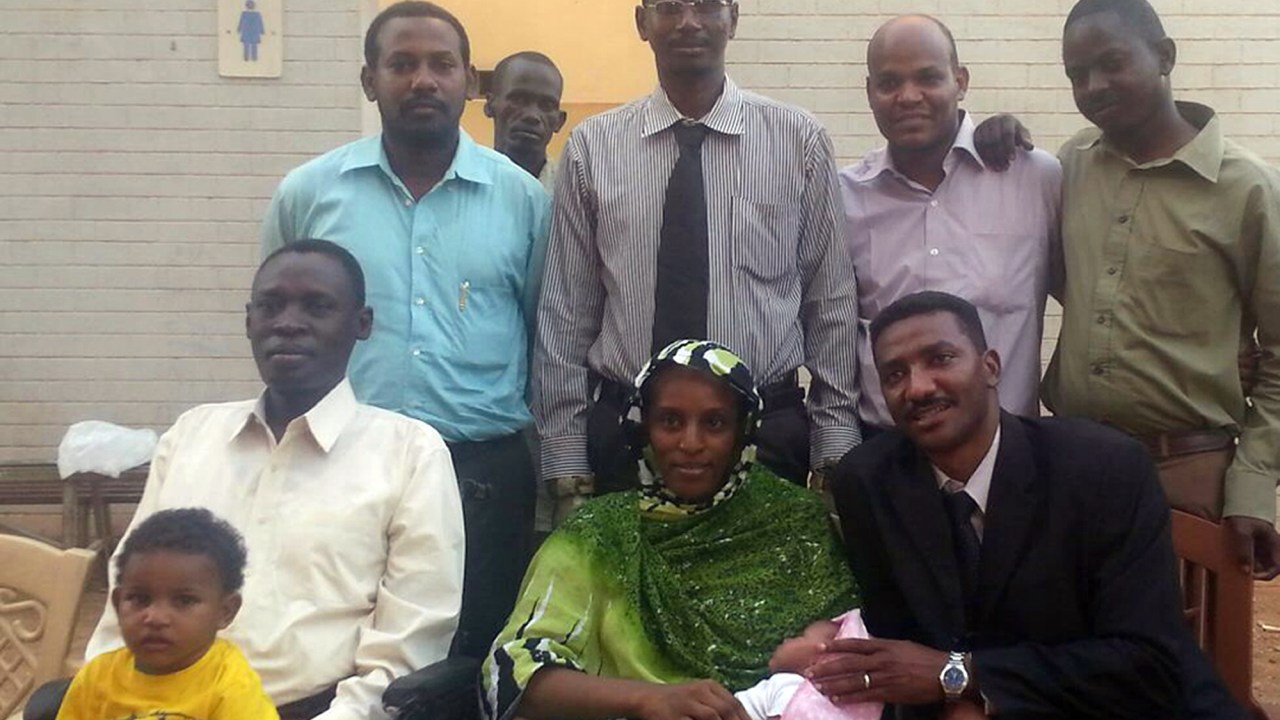 A sudanesa Meriam Ibrahim Ishag, ao lado do marido Daniel Wani (e) e de um de seus advogados, Mohaned Mostafa