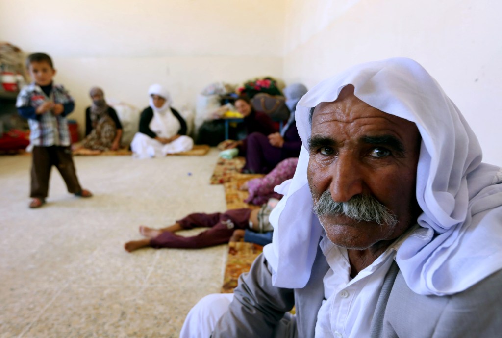 Família yazidi que fugiu dos terroristas no Iraque busca abrigo em uma escola na cidade de Dohuk, na região autônoma do Curdistão