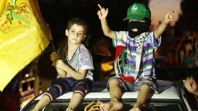 Palestinos colocaram crianças nas ruas para festejar o acordo de cessar-fogo entre Israel e o Hamas