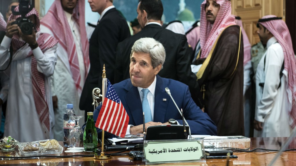 O secretário de estado americano, John Kerry, discute o avanço dos terroristas do Estado Islâmico (EI) com representantes de países árabes
