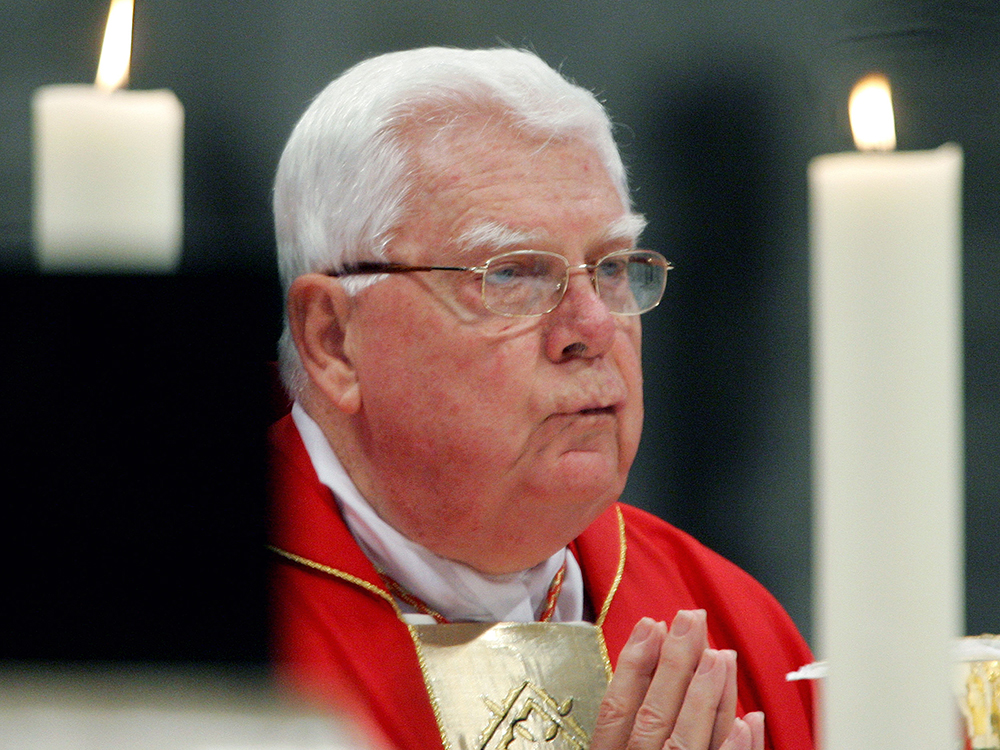 O cardeal Bernard Law, que foi forçado a renunciar de seu cargo após escândalos de abuso sexual em sua arquidiocese de Boston, onde 150 padres foram acusados de molestar crianças