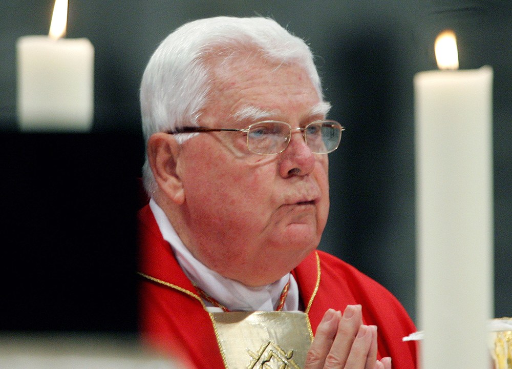 O cardeal Bernard Law, que foi forçado a renunciar de seu cargo após escândalos de abuso sexual em sua arquidiocese de Boston, onde 150 padres foram acusados de molestar crianças