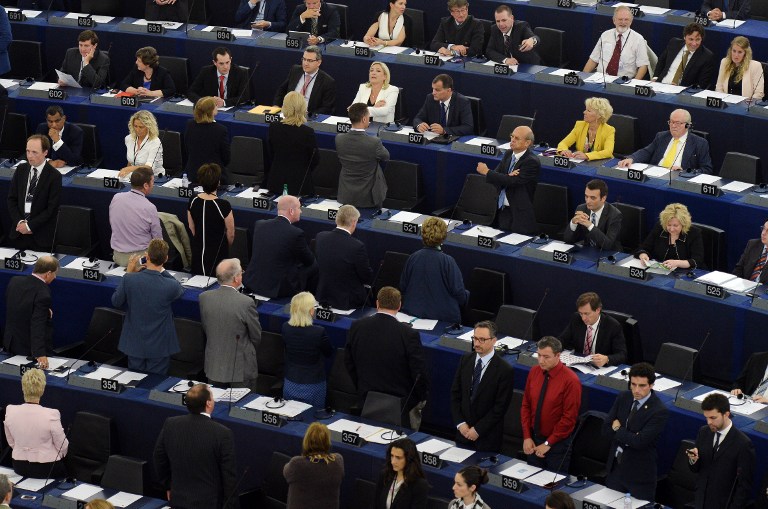 Deputados europeus contrários à UE viram-se de costas durante hino