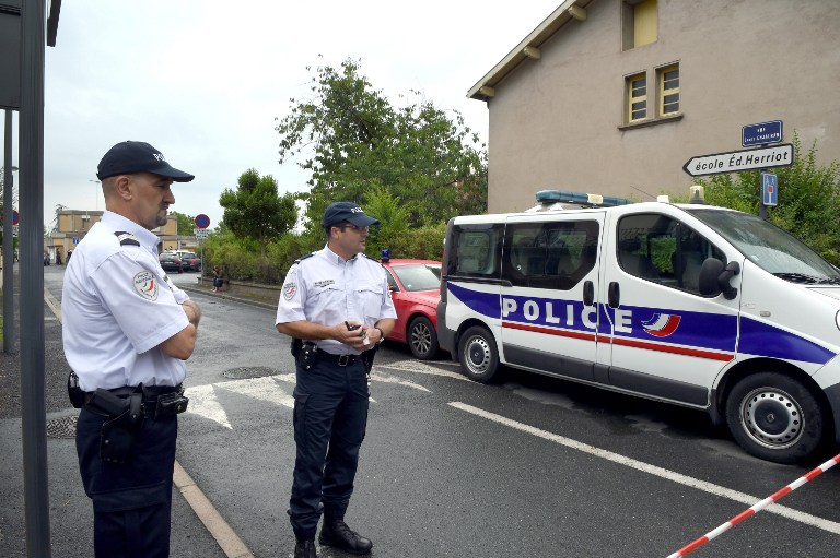 Policiais franceses próximos à escola onde uma professora foi assassinada
