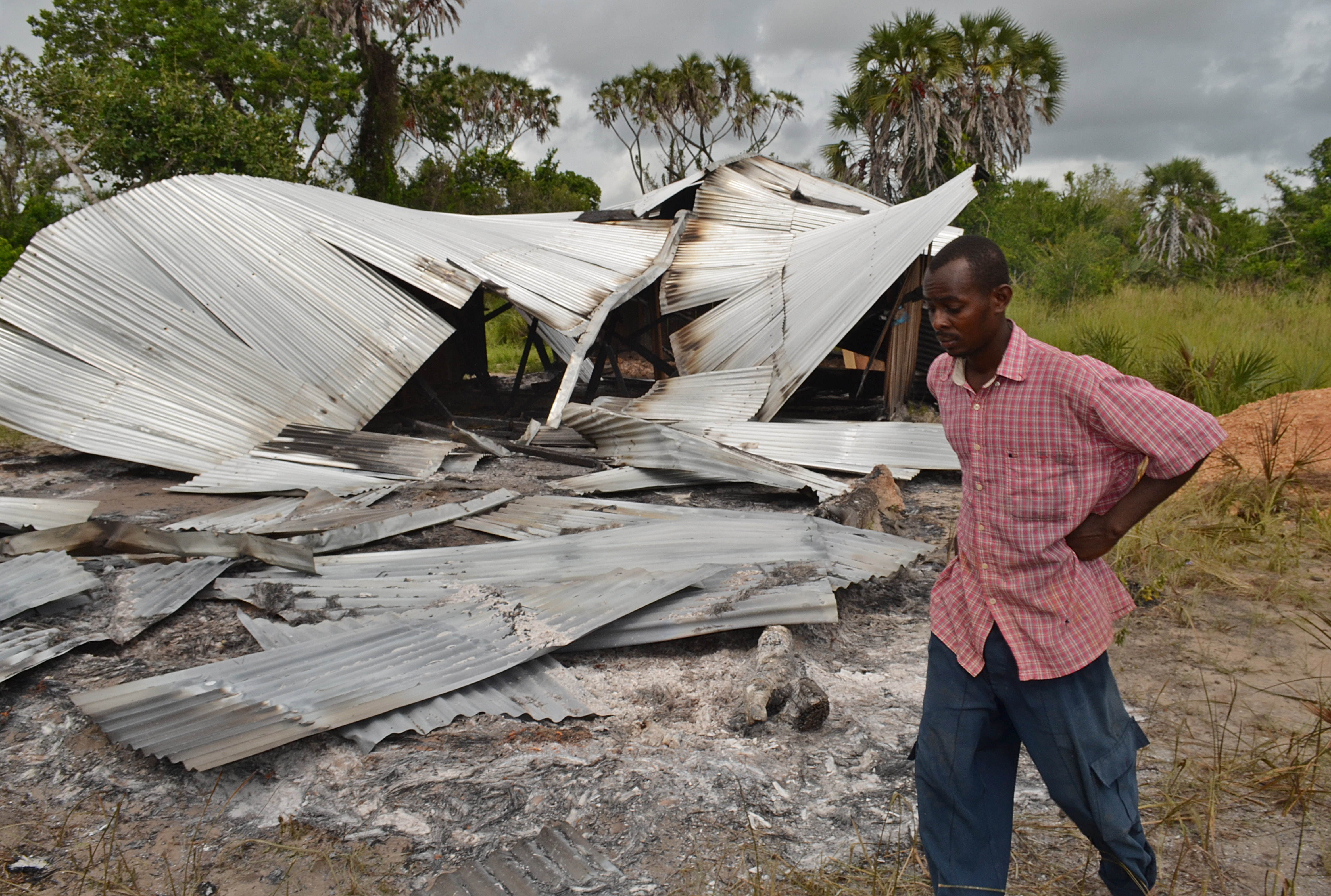 Em Lamu, no Quênia, homem caminha em região onde houve ataque do grupo terrorista Al Shabab
