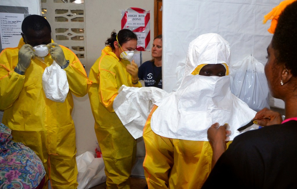 Imagem mostra profissionais de saúde na Libéria protegidos para evitar o contágio pelo vírus Ebola