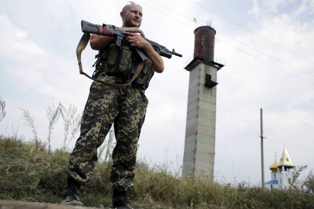 Soldado ucraniano em posto de controle perto da cidade de Donetsk, a maior do leste da Ucrânia