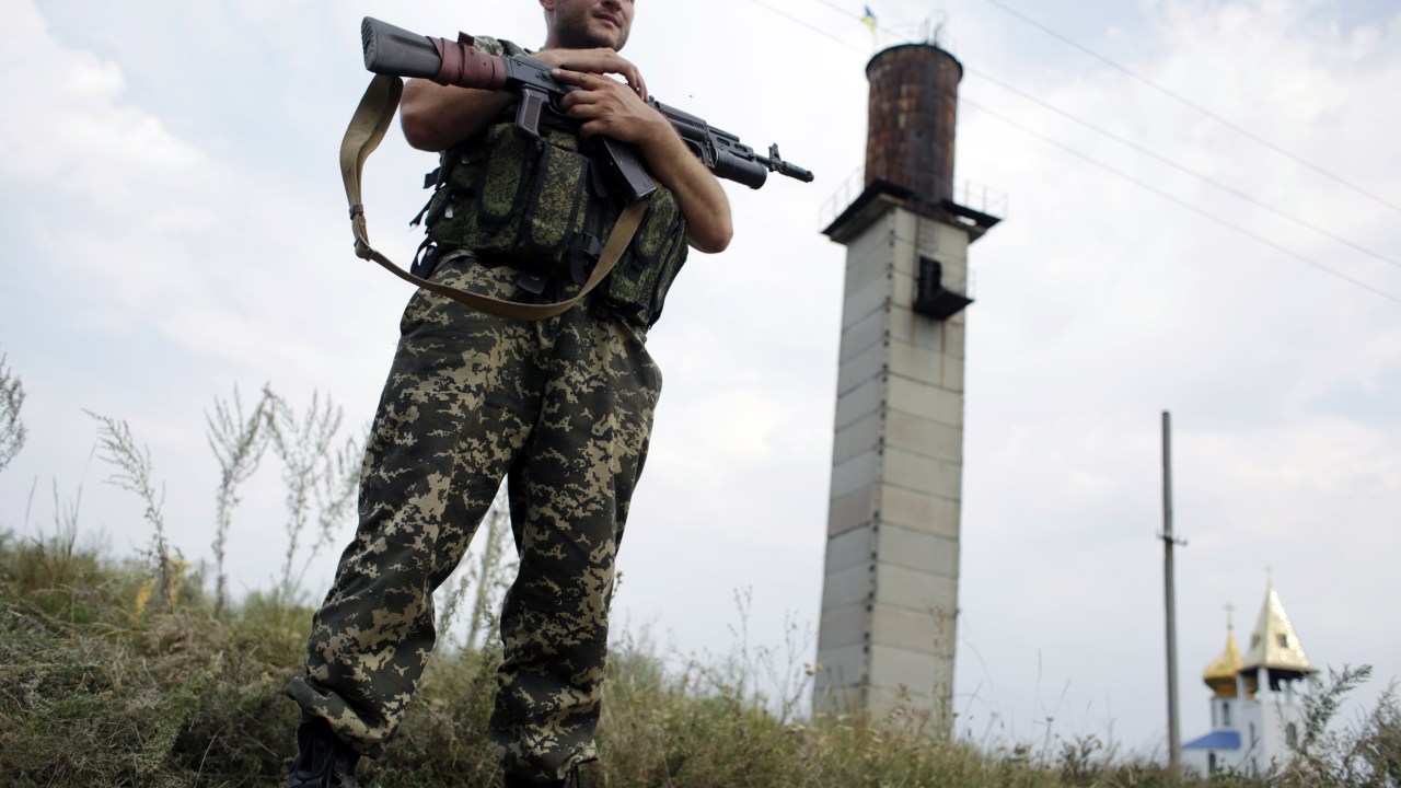 Soldado ucraniano em posto de controle perto da cidade de Donetsk, a maior do leste da Ucrânia
