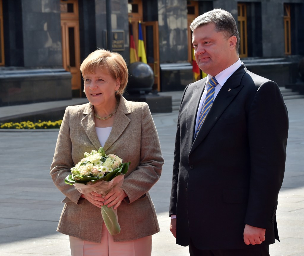 Merkel, com as flores que recebeu do presidentre ucraniano Petro Poroshenko