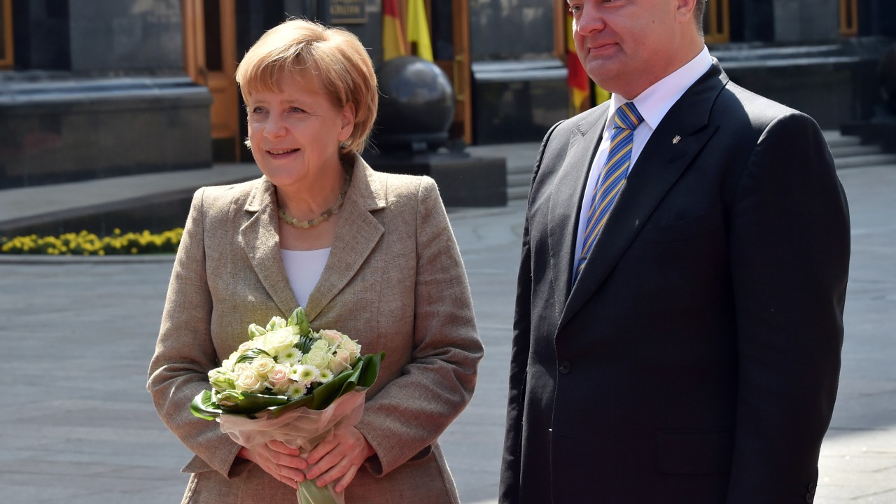 Merkel, com as flores que recebeu do presidentre ucraniano Petro Poroshenko