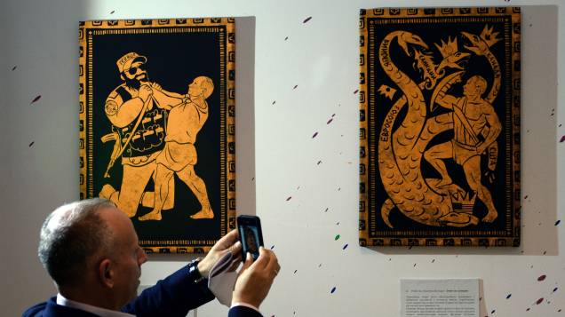 Em comemoração ao 62º aniversário de Vladimir Putin, uma exposição em Moscou exibe quadros do presidente russo em poses heroicas