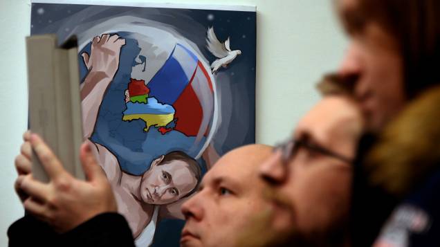 Em comemoração ao 62º aniversário de Vladimir Putin, uma exposição em Moscou exibe quadros do presidente russo em poses heroicas