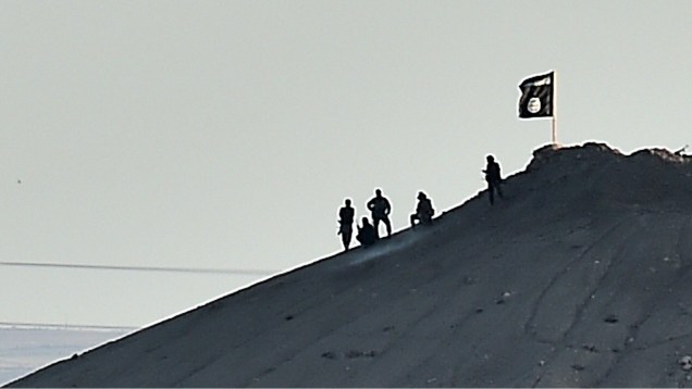 Terroristas do Estado Islâmico (EI) são vistos em morro próximo à cidade de Kobane, região fronteiriça entre a Síria e a Turquia