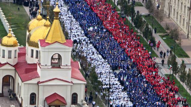 Milhares de pessoas foram às ruas na Chechênia para comemorar o 62º aniversário de Vladimir Putin