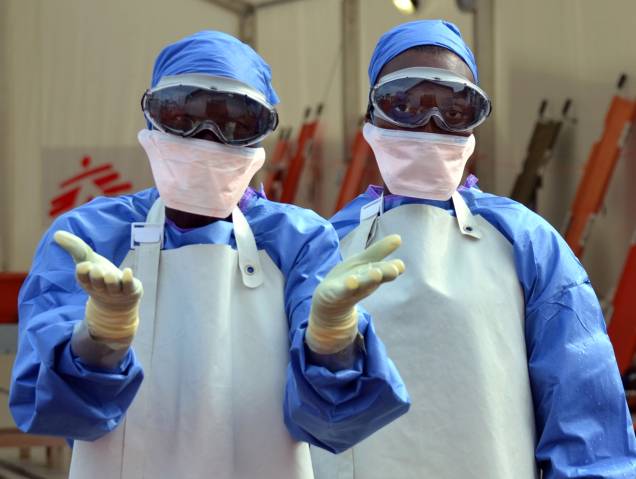 Profissionais de saúde do grupo Médicos Sem Fronteiras trabalham na Libéria, um dos países mais afetados pelo ebola, em 18 de outrubro de 2014