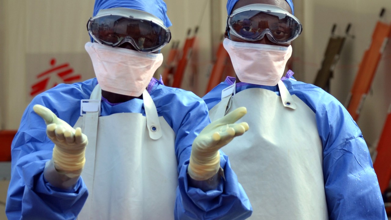 Profissionais de saúde do grupo Médicos Sem Fronteiras trabalham na Libéria, um dos países mais afetados pelo ebola, em 18 de outrubro de 2014