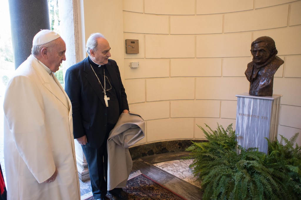 O papa Francisco, durante inauguração do busto de bronze em homenagem a Bento XVI, na Pontifícia Academia das Ciências