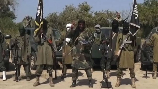Terroristas do grupo nigeriano Boko Haram são vistos em novo vídeo divulgado na internet