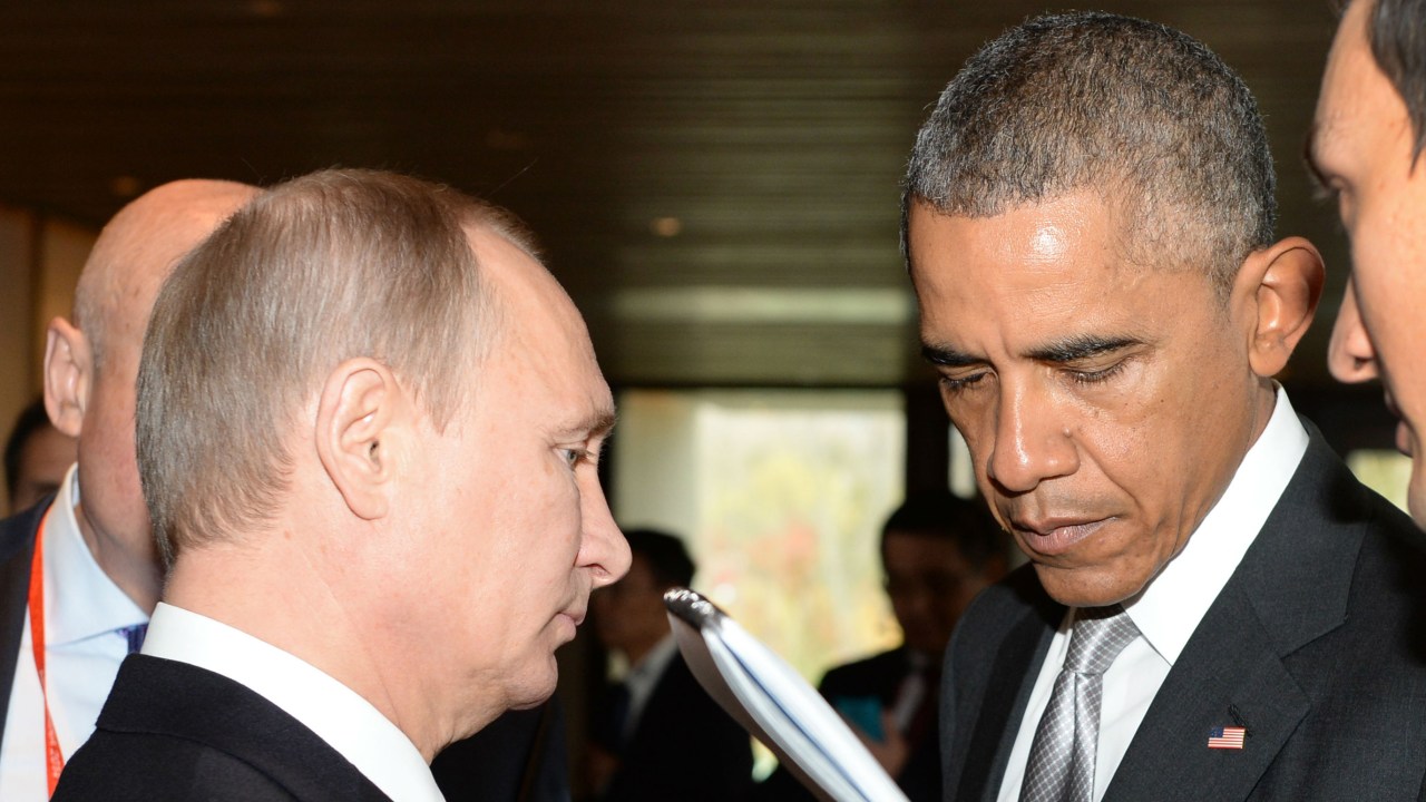 O presidente russo, Vladimir Putin, e o presidente americano, Barack Obama, se encontram nos bastidores da Apec, na China