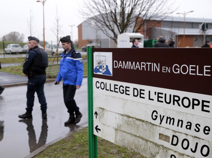 Forças da polícia francesas cercaram, nesta sexta-feira (9) uma empresa na cidade de Dammartin-en-Goële, na região de Seine-et-Marne, a 40 km de Paris