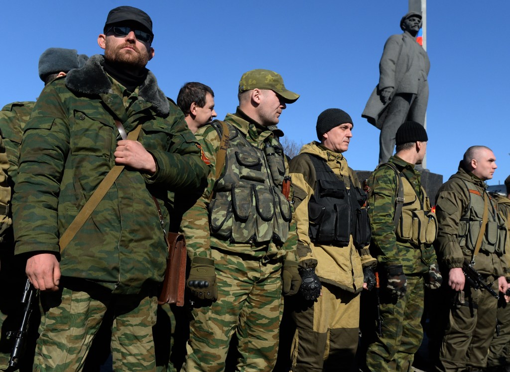 Separatistas pró-Moscou participam de marcha no Dia dos Defensores da Pátria, data da era soviética celebrada nesta segunda-feira em Donetsk, na Ucrânia