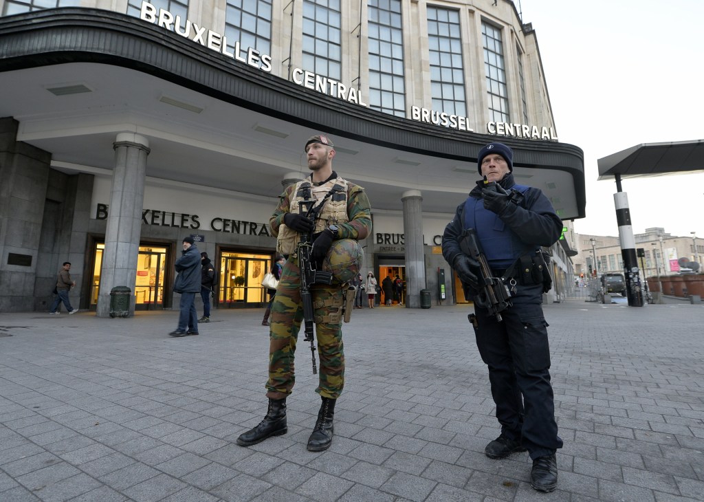 Policial e soldado da Bélgica em frente à estação central de Bruxelas, que vive terceiro dia consecutivo sob segurança máxima