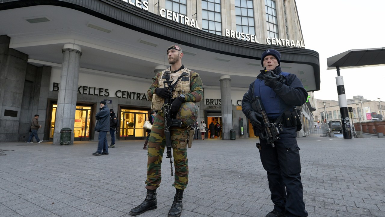 Policial e soldado da Bélgica em frente à estação central de Bruxelas, que vive terceiro dia consecutivo sob segurança máxima