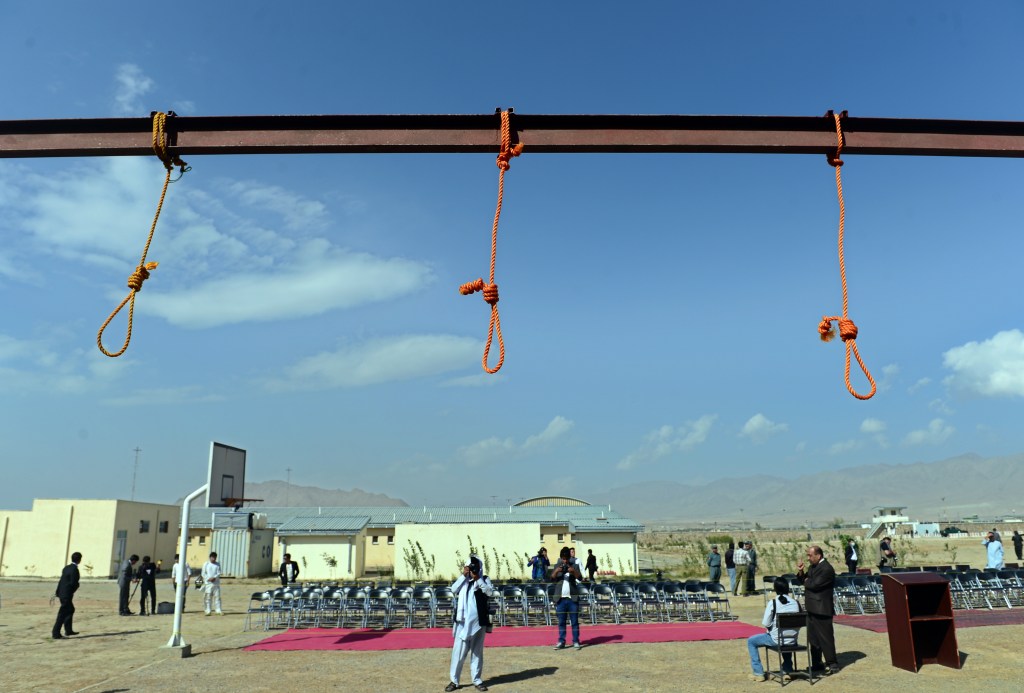 Forca instalada na prisão de Puli Charkhi, nos arredores de Cabul, onde cinco condenados pelo estupro coletivo de quatro mulheres foram enforcados nesta quarta-feira