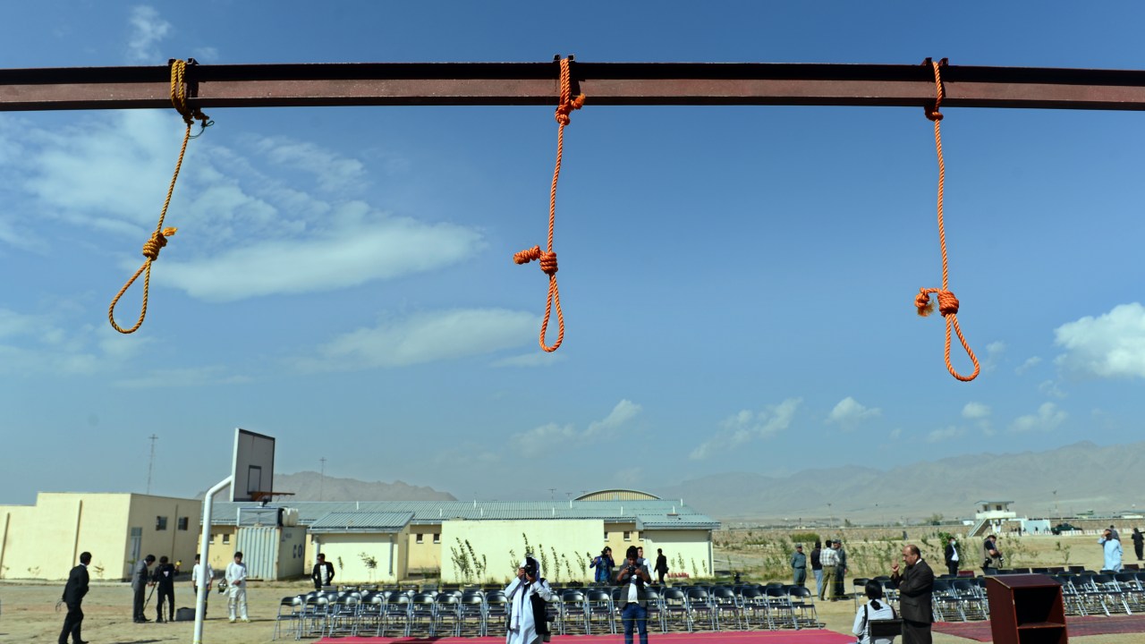 Forca instalada na prisão de Puli Charkhi, nos arredores de Cabul, onde cinco condenados pelo estupro coletivo de quatro mulheres foram enforcados nesta quarta-feira