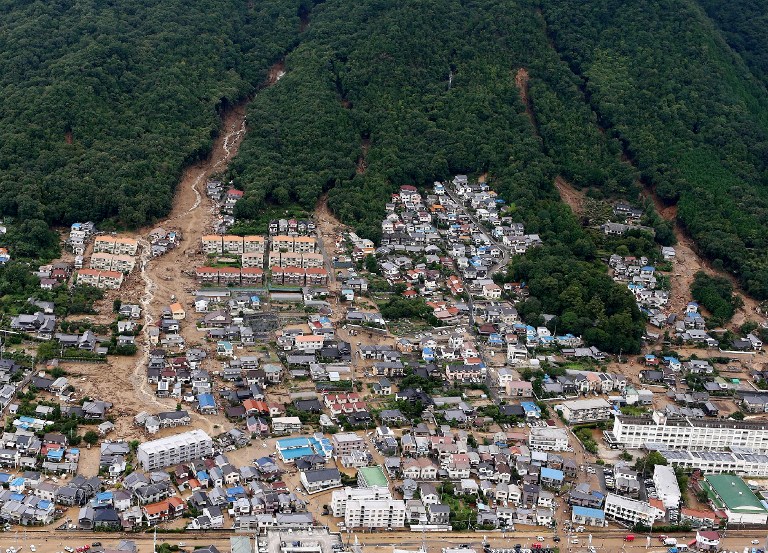 Imagem aérea de um bairro de Hiroshima, no Japão, afetado pelo deslizamento de terra