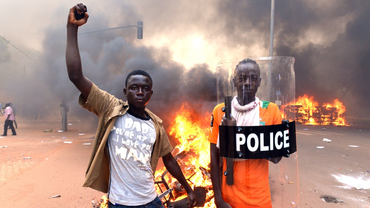 Manifestantes protestam em Ouagadougou contra a ditadura de Burkina Faso