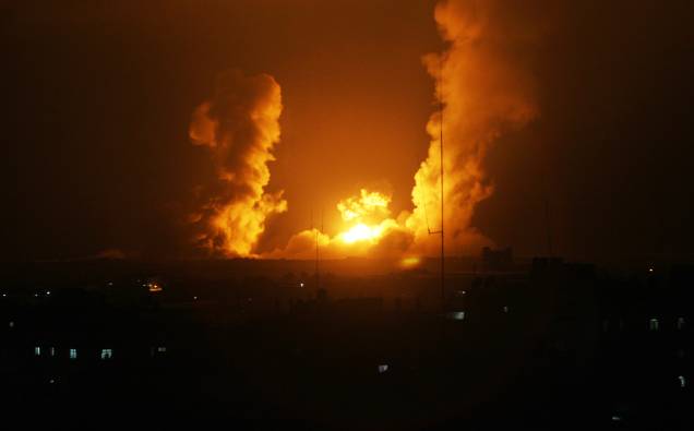 Caças de Israel despejam bombas sobre a Faixa de Gaza em retaliação à morte de jovens israelenses